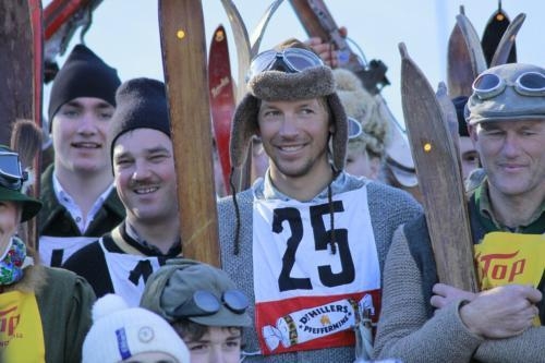 Tollkühne Skihelden in historischem Outfit (Krün, Oberbayern) Tollkühne Skihelden in historischem Outfit (Krün, Oberbayern)