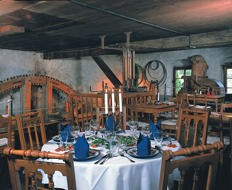 romantisches Restaurant in einer alten Wassermühle romantisches Restaurant in einer alten Wassermühle