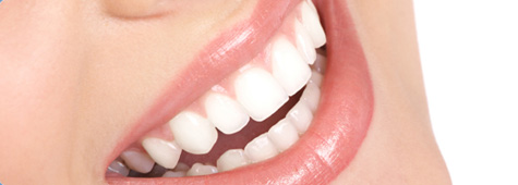 Ein strahlendes Lächeln. Zähne mit Charisma von dental future, dem Dentallabor bei Wiesbaden und Fra