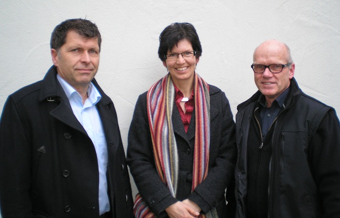 Der Käufer Herr Thomas Preuhs und die Verkäufer, das Ehepaar Ute und Matthias Bartholomä (vlnr.)