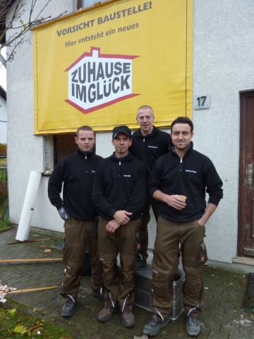 Das Team der Rolf Herr Türen und Fensterbau beim Einbau der Salamander Fenster Das Team der Rolf Herr Türen und Fensterbau beim Einbau der Salamander Fenster