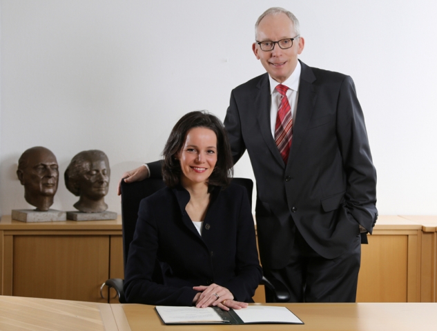 Prof. Dr. Burkhard Huchübergibt die Geschäftsführung an Dr. Sabine Schopp. Foto: Frank Wilde; Abdruc
