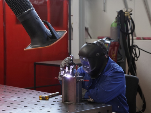Die flexiblen KEMPER-Absaugarme machen die Arbeit für die ASW-Mitarbeiter besonders komfortabel.
