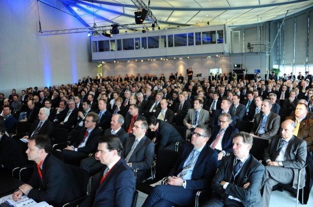 500 Teilnehmer und Top-Referenten diskutieren auf dem automotiveIT-Kongress 500 Teilnehmer und Top-Referenten diskutieren auf dem automotiveIT-Kongress