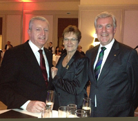 v.l.: Walter Hubel mit seiner Frau Gabriele und Dr. Ulrich Daldrup v.l.: Walter Hubel mit seiner Frau Gabriele und Dr. Ulrich Daldrup