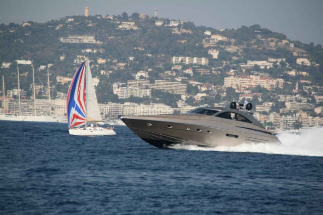 Motoryacht und Segelboot vor Cannes Motoryacht und Segelboot vor Cannes
