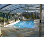 Fertig überdachte Poolanlage mit GFK-Becken. Quelle: Hirschfeld Schwimmbadtechnik, www.schwimmbadsho Fertig überdachte Poolanlage mit GFK-Becken. Quelle: Hirschfeld Schwimmbadtechnik, www.schwimmbadsho