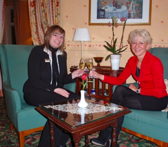 Empfangsmitarbeiterin Maria Marnitz mit Inhaberin Antje Last (v.l.n.r.) Empfangsmitarbeiterin Maria Marnitz mit Inhaberin Antje Last (v.l.n.r.)