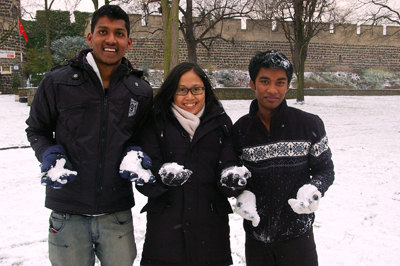 Teilnehmer aus Malaysia und ihr erster Schnee Teilnehmer aus Malaysia und ihr erster Schnee