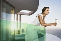 Die ultradünnen Solarfolien von Heliatek können in Glas integriert werden. © Corbis/Heliatek