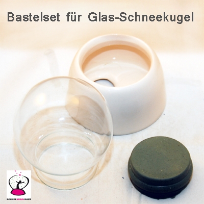 Das Bastelset für Schneekugeln aus Glas mit Porzellansockel Das Bastelset für Schneekugeln aus Glas mit Porzellansockel