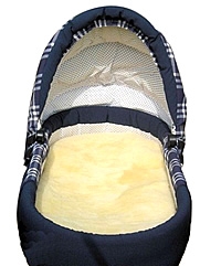 Lammfell im Kinderwagen