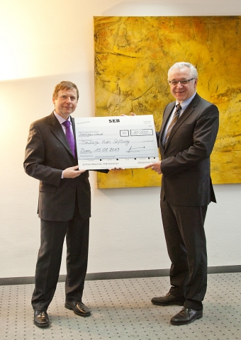 Prof. Dr. Bernd Siegemund, Vorsitzender der Geschäftsführung der B.A.D GmbH,überreicht den Spendensc Prof. Dr. Bernd Siegemund, Vorsitzender der Geschäftsführung der B.A.D GmbH,überreicht den Spendensc