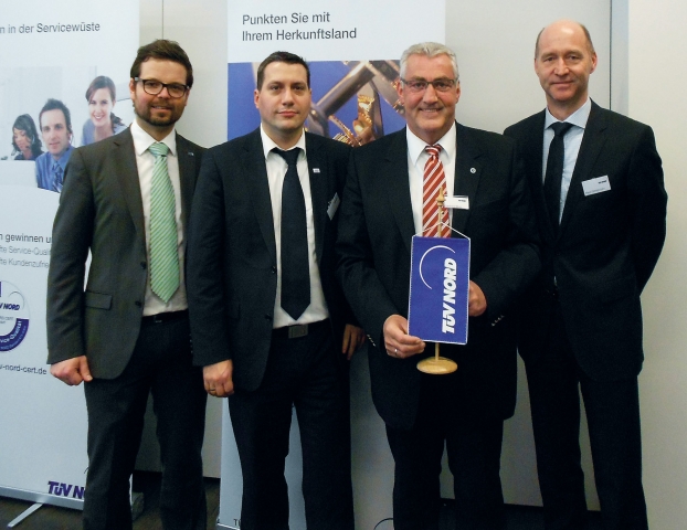 Die Verantwortlichen von TÜV-Nordübergaben jetzt dem Geschäftsführer  der Günzburger Steigtechnik di