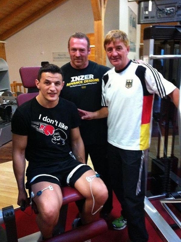 Robin Krasniqi mit Trainerteam (Mitte Sepp Maurer Jun., Rechts Alfred Segerer)