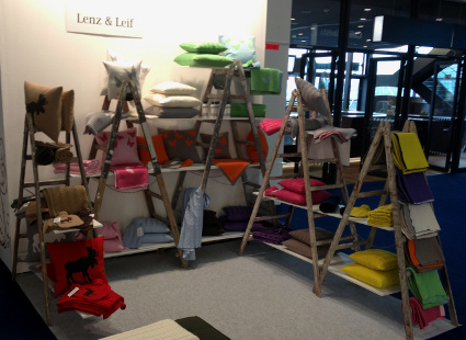 Lenz & Leif zeigte auf der Heimtextil seine Kollektion edler Strickaccessoires - Decken & Kissen