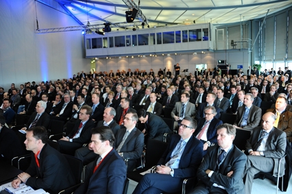 500 Teilnehmer und Top-Referenten diskutieren auf dem automotiveIT-Kongress 500 Teilnehmer und Top-Referenten diskutieren auf dem automotiveIT-Kongress