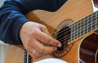 Gitarre mit Hand, Gitarre mit Hand,