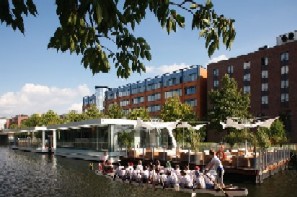 Vom schwimmenden Konferenzzentrum „Kai 10“ aus starten ab April Drachenboote