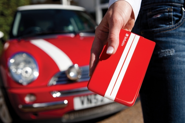 Die neue GT Portable Hard Drive mit den berühmten weißen Racing-Streifen