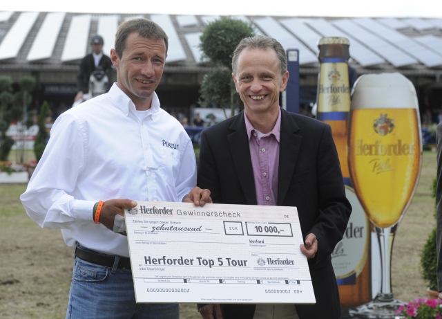 Peter Lohmeyer (r.), Manager Sponsoring und Events Herforder Brauerei, gratuliert dem Gewinner der H Peter Lohmeyer (r.), Manager Sponsoring und Events Herforder Brauerei, gratuliert dem Gewinner der H