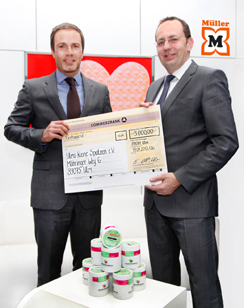 Müller-Marketingleiter Alexander Kornegger übergibt den Betrag. © Foto: dpr / Aurel Dörner Müller-Marketingleiter Alexander Kornegger übergibt den Betrag. © Foto: dpr / Aurel Dörner