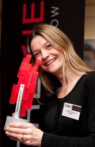 Bildunterschrift: Ulrike Stöckle, PR&Communication ezeep, nimmt den PREVIEW-Award für die?Innovation Bildunterschrift: Ulrike Stöckle, PR&Communication ezeep, nimmt den PREVIEW-Award für die?Innovation