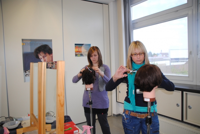 Bergmann-Mitarbeiter konzentriert bei der internen Schulung Bergmann-Mitarbeiter konzentriert bei der internen Schulung