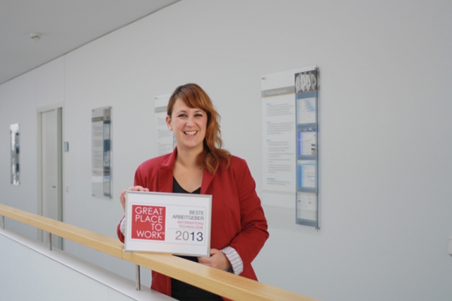 Nadine Kozima, Human Resources Manager der doubleSlash Net-Business GmbH, freut sichüber die Auszeic Nadine Kozima, Human Resources Manager der doubleSlash Net-Business GmbH, freut sichüber die Auszeic