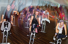 Bei lauter Musik und in der Gruppe macht Indoor-Cycling eine Menge Spaß.    Foto: Holger Bernert 