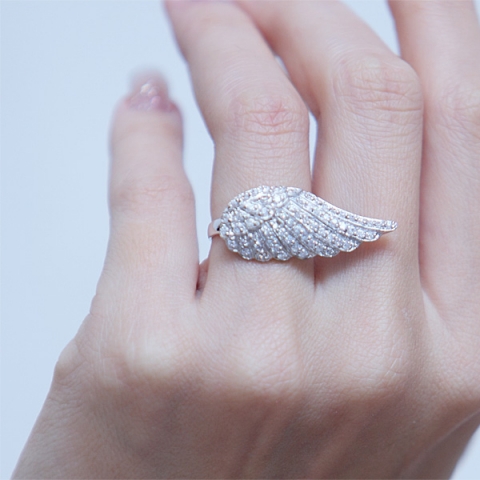 Engelflügel Ring aus Sterlingsilber, rhodiniert mit Zikonia. Engelflügel Ring aus Sterlingsilber, rhodiniert mit Zikonia.