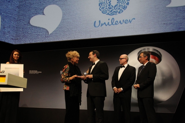 Unilever Communications Director Merlin Koene nimmt von Gesine Schwan den Nachhaltigkeitspreis entge Unilever Communications Director Merlin Koene nimmt von Gesine Schwan den Nachhaltigkeitspreis entge