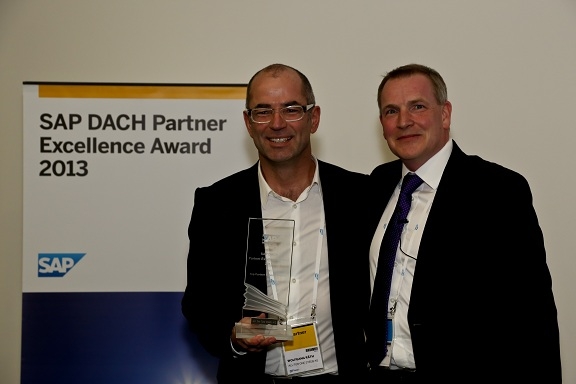SAP DACH Partner Excellence Award: Wolfgang Räth, All for One Steeb (l) und Jochen Wießler, SAP (r) SAP DACH Partner Excellence Award: Wolfgang Räth, All for One Steeb (l) und Jochen Wießler, SAP (r)