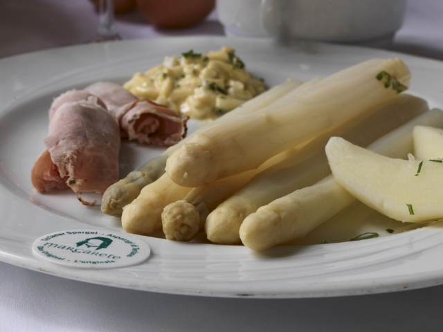 Ein beliebtes Frühlingsgericht der Region ist Margarete Spargel mit Original Bozner Sauce. Ein beliebtes Frühlingsgericht der Region ist Margarete Spargel mit Original Bozner Sauce.