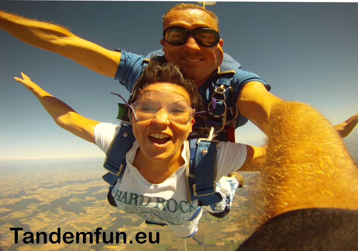 Fallschirmspringen mit Tandemfun aus Bayern Fallschirmspringen mit Tandemfun aus Bayern