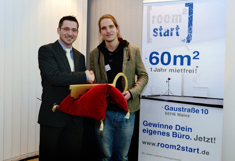 v.l. Benjamin Reinhard (stellv. Sprecher WJ) und Paul Bonna (Gewinner room2start) v.l. Benjamin Reinhard (stellv. Sprecher WJ) und Paul Bonna (Gewinner room2start)