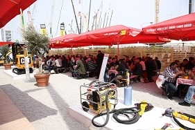Beliebter Treffpunktauf der bauma 2010: der Biergarten; Copyright: Zeppelin Rental