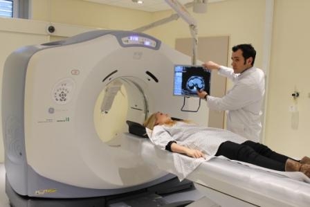 PD Dr. Attila Kovács am 16 Zeiler CT in der Robert Janker Klinik Bonn