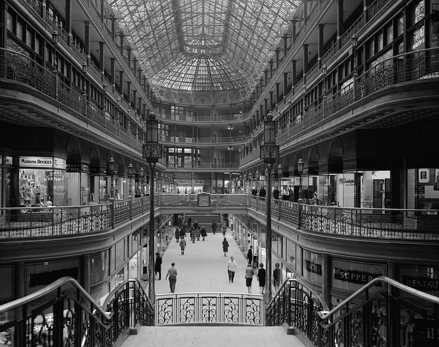 Das moderne Kaufhaus nahm in Paris seinen Anfang, der genial von Zola beschrieben wurde Das moderne Kaufhaus nahm in Paris seinen Anfang, der genial von Zola beschrieben wurde
