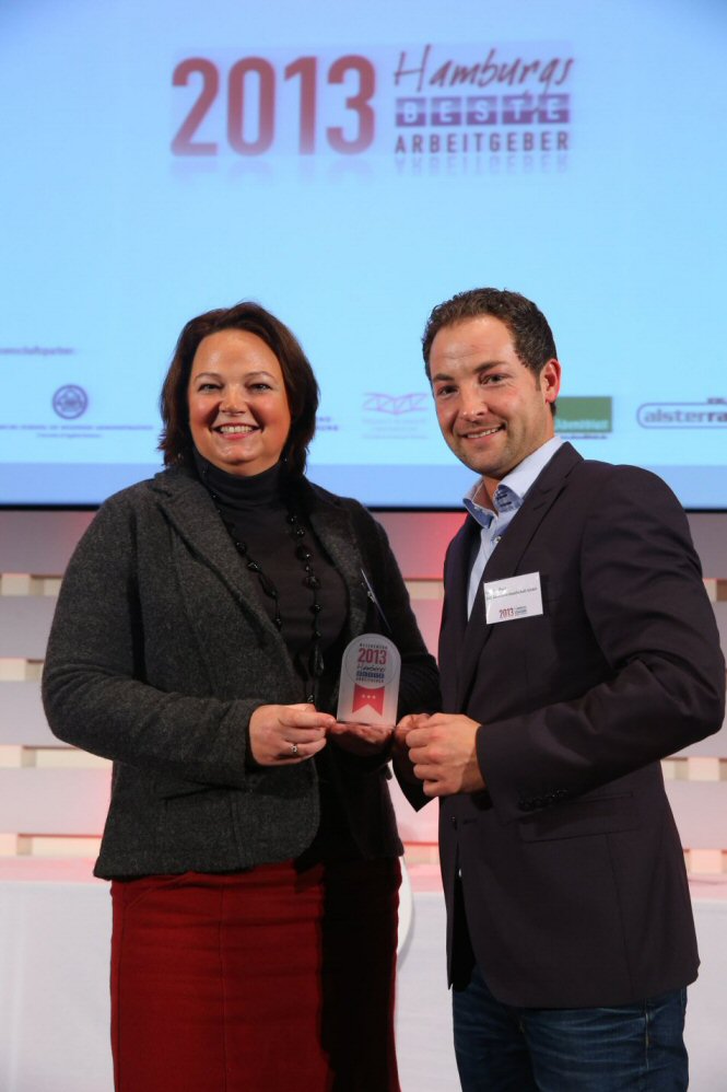 Insa Schulz und Lars Kaufholt (Geschäftsführer von ZAG Personal & Perspektiven) bei der Ehrung Insa Schulz und Lars Kaufholt (Geschäftsführer von ZAG Personal & Perspektiven) bei der Ehrung