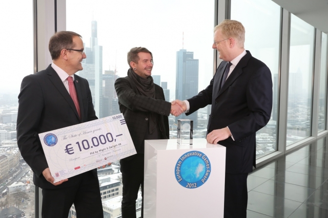 Glücklicher Gewinner des E.I.G.A.: Johannes Wadin von Might&Delight (M.) mit Dr. Rainer Waldschmidt 