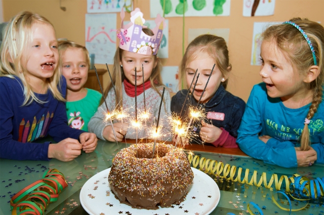 Wunderkerzen lassen Kinderaugen strahlen. Doch der beliebte Funkenzauber gehört nicht auf den Kuchen Wunderkerzen lassen Kinderaugen strahlen. Doch der beliebte Funkenzauber gehört nicht auf den Kuchen