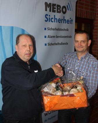 Ralf Meck, Technikchef der Fa. MEBO gratuliert Herrn Gerd Büsch zum 20-jährigen Jubiläum
