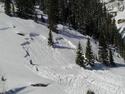 Eine tiefe Schneeschicht kann den darauf liegenden Schnee nicht mehr halten.