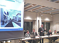 Der Oberbürgermeister der Stadt Neu-Ulm, Gerold Noerenberg (Mitte) erläutert die geplante Neugestalt Der Oberbürgermeister der Stadt Neu-Ulm, Gerold Noerenberg (Mitte) erläutert die geplante Neugestalt