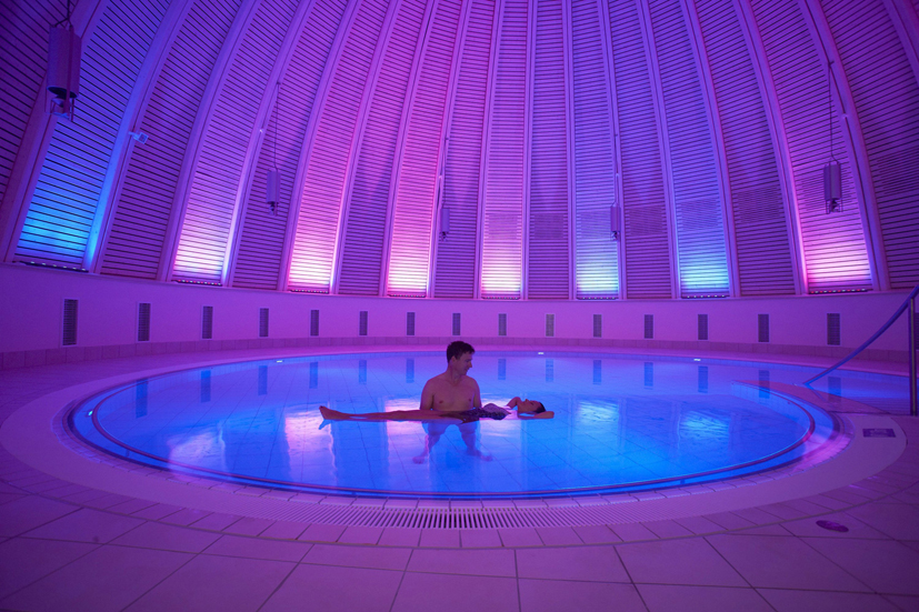 Die futuristischen Bade- und Saunalandschaft der Toskana Therme in Bad Orb