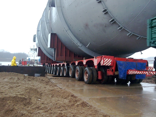 Gigantischer Schwerlasttransport