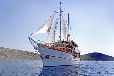 Rundreise auf einem Kreuzfahrtschiff entlang der Küste Rundreise auf einem Kreuzfahrtschiff entlang der Küste