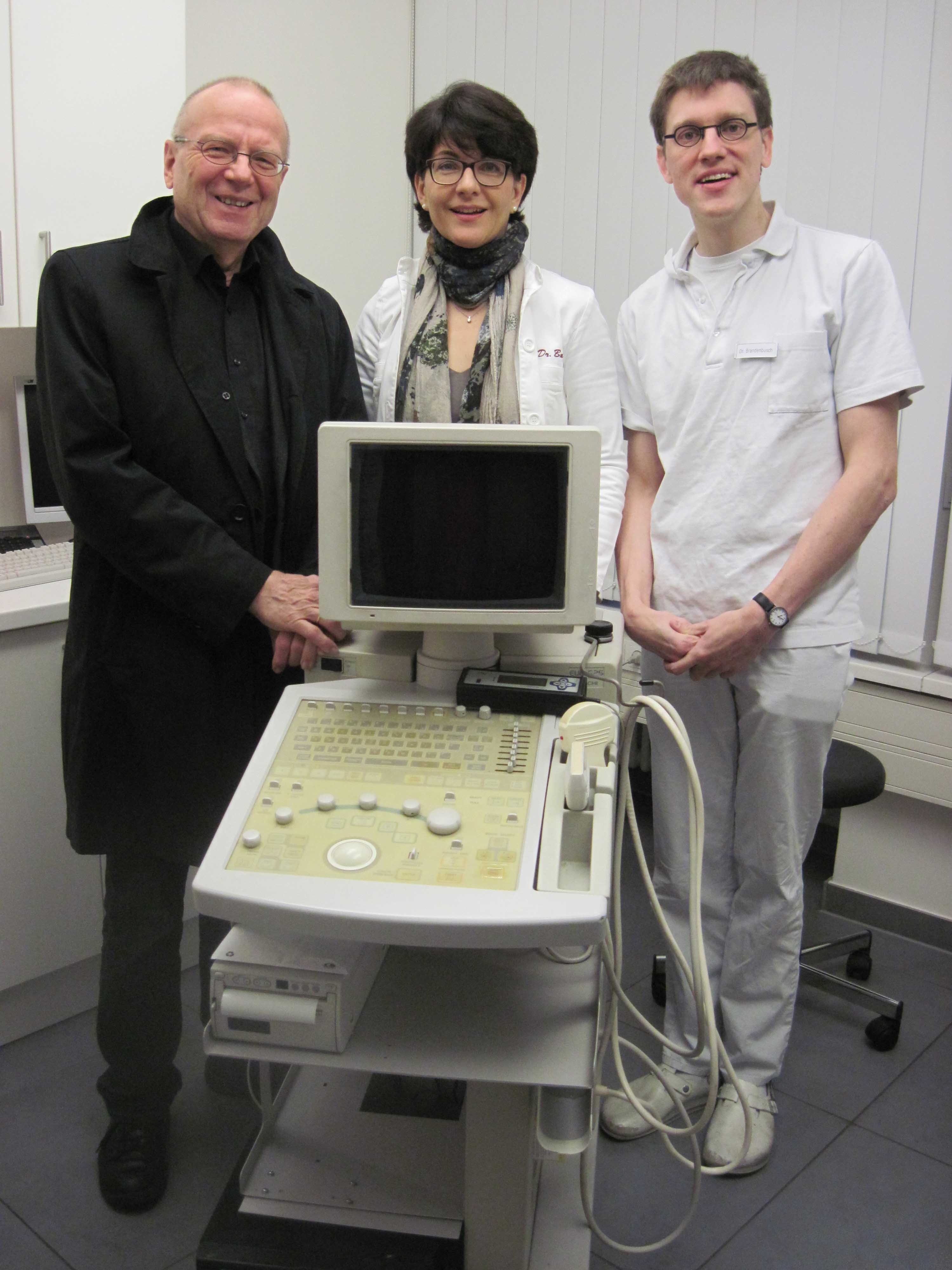 Dr. Bauer u. Dr. Brandenbuschübergeben das Ultraschallgerät an Hr. Simon Dr. Bauer u. Dr. Brandenbuschübergeben das Ultraschallgerät an Hr. Simon