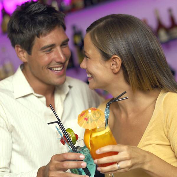 Rezepte für beliebte Cocktails finden Genießer im Internet. Foto: djd/BSI